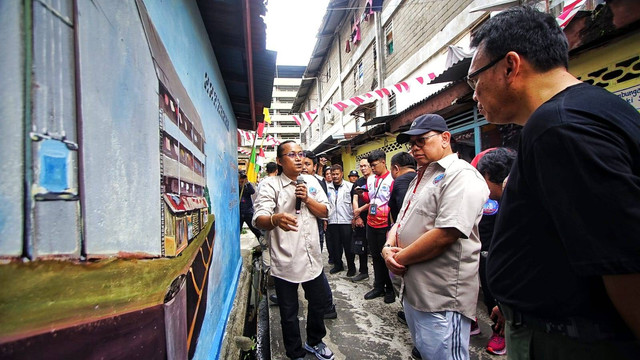 Pj Wali Kota Palembang yang meninjau kampung sanitasi hasil kerja sama dengan Australia, Minggu (18/8) Foto: ary priyanto/urban id