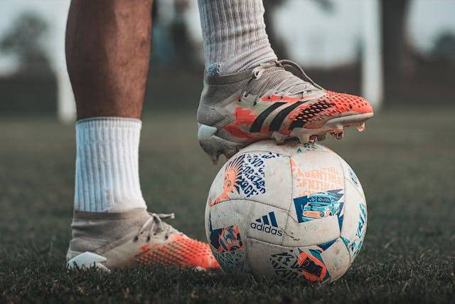 Ilustrasi cara merawat sepatu bola agar awet. Sumber; pexels.com