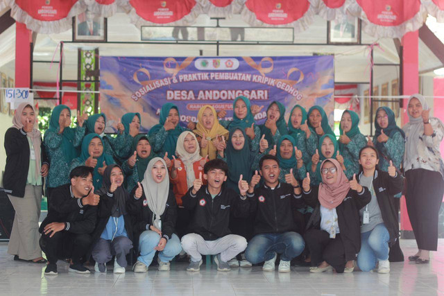 Foto Bersama dosen pembimbing lapangan dan ibu-ibu PKK Desa Andongsari