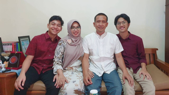 Setyo Wahono, bersama istri, Sri Budi Cantika, dan kedua anaknya, Arva Naufal Rachmanoka dan Aswin Hadyan Rachmanoka. (Aset: Istimewa)