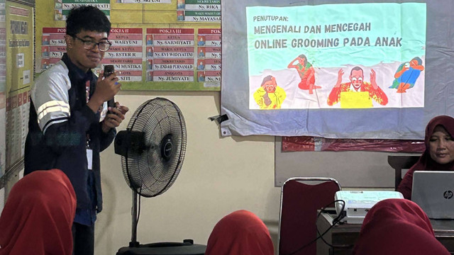 Sesi penyuluhan dan sosialisasi mengenali dan mencegah online grooming (predator anak) pada anak kepada anggota PKK Desa Juron.