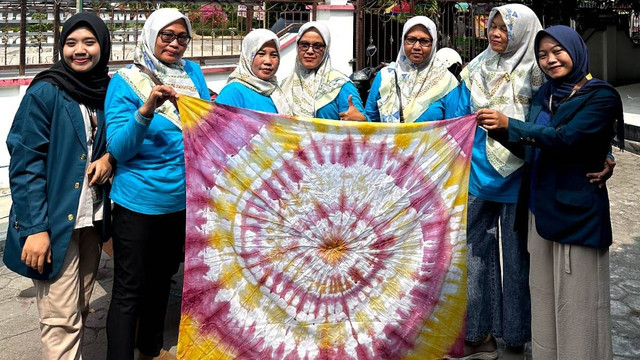 Mahasiswa Undip Berdayakan Masyarakat melalui Pelatihan Batik Jumputan