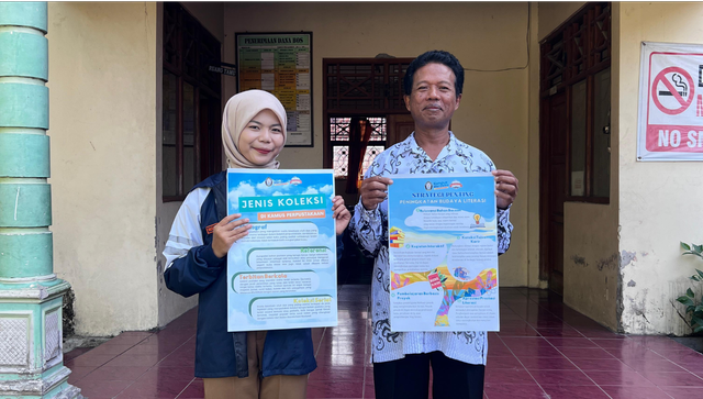 Gambar 1. Serah Terima Poster Budaya Literasi kepada Kepala Sekolah SDN Bukuran 1