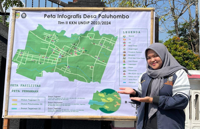 Penyerahan Peta Infografis Desa Paluhombo oleh Ririn Indah Cahyani