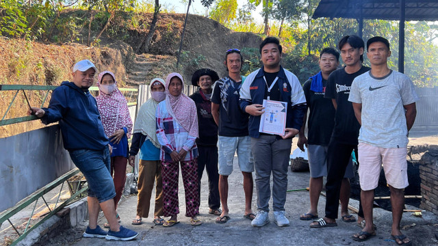 Mahasiswa KKN Tingkatkan Keselamatan Kerja di Pabrik Arang Batok