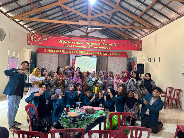 Foto Bersama Ibu-Ibu PKK Desa Pondok