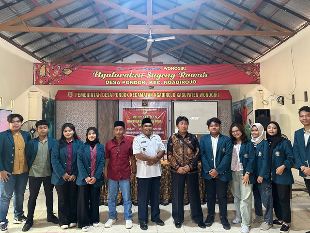 Foto Bersama Bapak Kepala Desa dan Perangkat Desa Pondok (24/07/24)