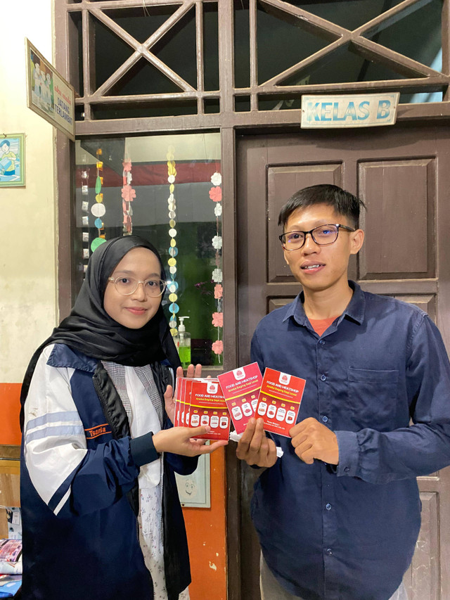 Penyerahan packaging dalam bentuk stiker kepada UMKM Food & Meatshop di Desa Luwung