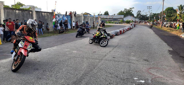 Warga Sintang ketika latihan balap motor di sirkuit Stadion Baning. Foto: Yusrizal/Hi! Pontianak