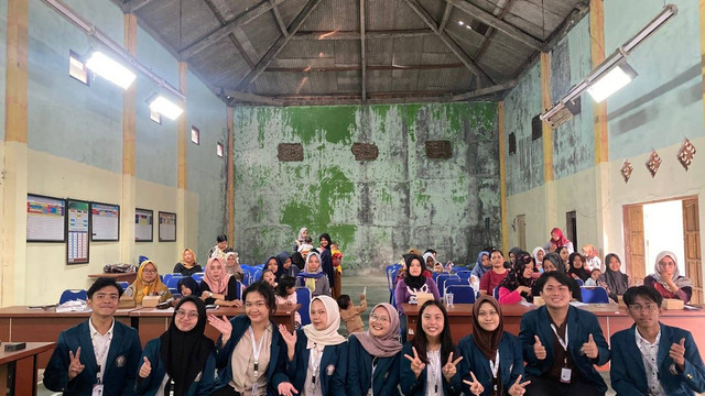 Sesi foto KKN UNDIP bersama ibu-ibu posyandu Dusun Tampingan I dan Tampingan II