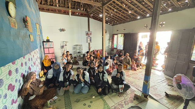 Foto Bersama Ibu Balita dan Kader Posyandu Desa Jatikuwung. Sumber: Dokumentasi Pribadi