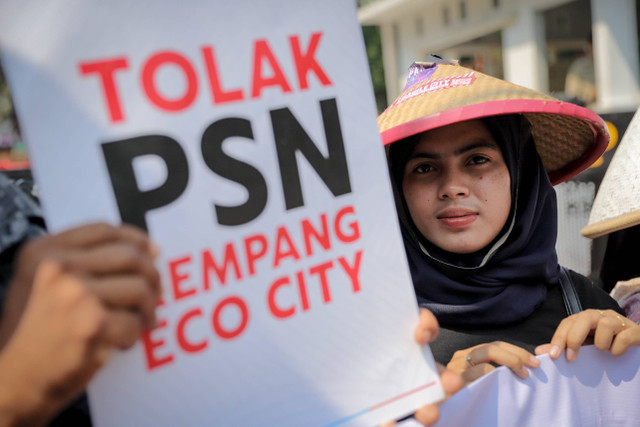 Aktivis lingkungan Walhi mendampingi warga Rempang, Kepulauan Riau, melakukan aksi unjuk rasa di depan kantor Kemenko Perekonomian, Jakarta, Rabu (14/8/2024). Foto: Jamal Ramadhan/kumparan