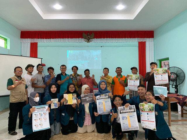 Foto Bersama dengan Perangkat Desa Bono, Petugas dan Pengurus TPS Desa Bono, dan Masayarakat Setempat