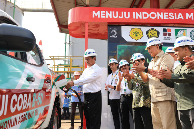 Mentan Andi Amran Sulaiman mengisi kendaraan menggunakan bahan bakar Biodiesel B50 di Pabrik Biodiesel PT. Jhonlin Agro Raya, Batulicin, Kabupaten Tanah Bumbu, Minggu (18/8/2024). Foto: Dok. Kementan