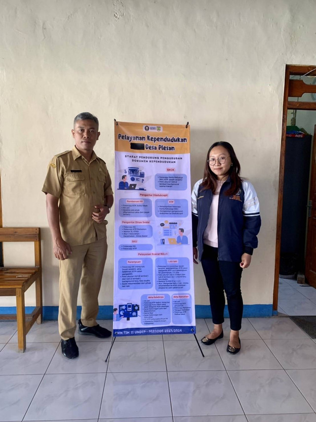 [03/08/2024], Standing Banner Syarat Pengurusan Dokumen Kependudukan di Desa Plesan. Sumber dokumentasi : Putri Theresia (Mahasiswa KKN UNDIP)