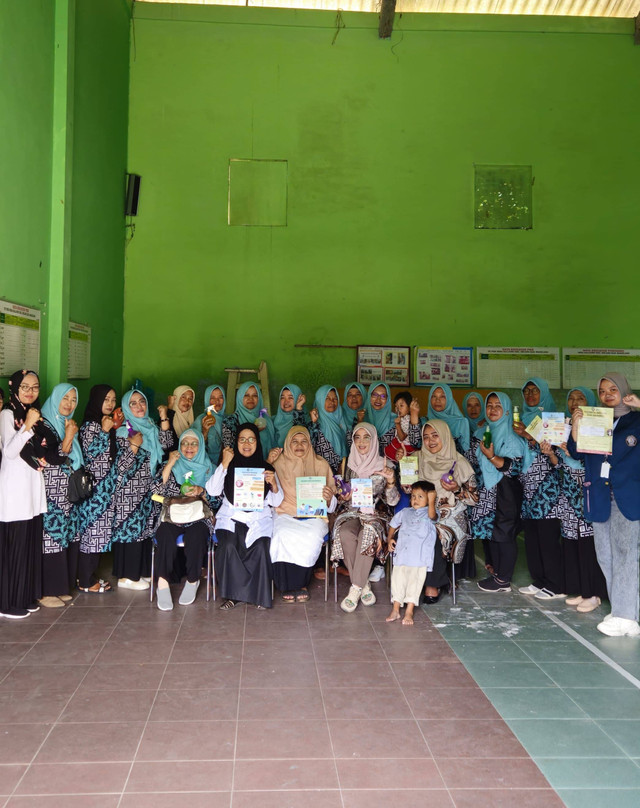 Sesi foto bersama dengan Ibu-ibu Kader PKK dan Perwakilan PKK Kecamatan. Sumber: Dokumentasi Arinal Yaumayansuri (KKN TIM II Undip 2023/2024)