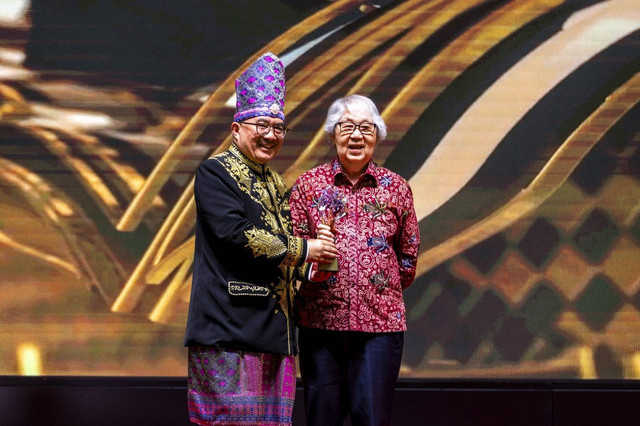 Duta Besar RI untuk Singapura, Suryo Pratomo saat memberi Adinata Award kepada Professor Tommy Koh. Foto: KBRI Singapura