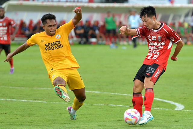 Pemain Bali United Kenzo Nambu (kanan) berebut bola dengan pemain Semen Padang Dodi Alekvan Djin pada pertandingan Liga 1 di Stadion Kapten I Wayan Dipta Gianyar, Bali,?Minggu (18/8/2024).  Foto: Fikri Yusuf/ANTARA FOTO