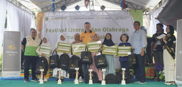 Wakil Direktur Utama KB Bank, Robby Mondong (tengah) menyerahkan penghargaan kepada juara Festival Literasi dan Olahraga di Desa Muktiwari, Kabupaten Bekasi, Jawa Barat. Foto: Dok. KB Bank