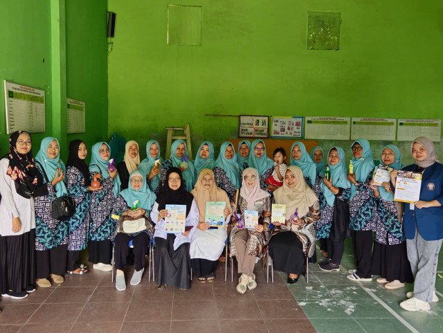 Sesi foto bersama dengan Ibu-ibu Kader PKK dan Perwakilan PKK Kecamatan. Sumber: Dokumentasi Arinal Yaumayansuri (KKN TIM II Undip 2023/2024)