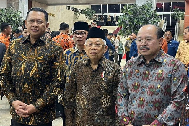 Wapres RI Ma'ruf Amin dan Ketua MPR RI Bambang Soesatyo menghadiri perayaan Hari Konstitusi di kompleks parlemen, senayan, Jakarta Minggu (18/8/2024). Foto: Haya Syahira/kumparan