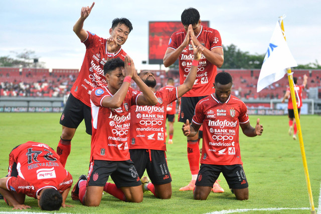 Selebrasi pemain Bali United usai mencetak gol ke gawang Semen Padang pada pertandingan Liga 1 di Stadion I Wayan Kapten Dipta, Gianyar, Bali, Minggu (18/8/2024). Foto: Fikri Yusuf/ANTARA FOTO