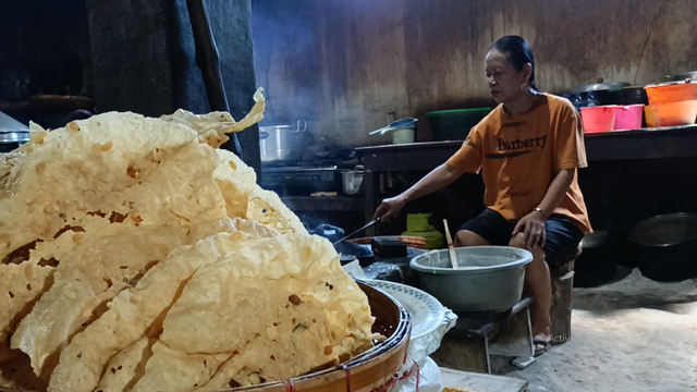 Gambar Dok. Novita (Terlihat Peyek Ombo Berwarna Kuning Keemasan yang Telah Siap Dihidangkan)