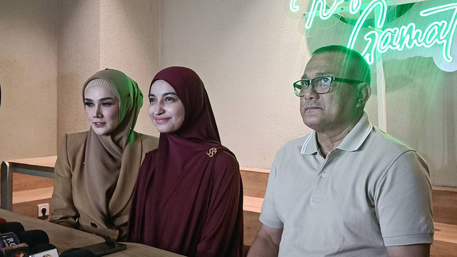 Mulan Jamela, Cut Intan Nabila, dan Hanafi Hasan memberikan keterangan pers soal kasus KDRT yang dilakukan Armor Toreador di Bendungan Hilir, Minggu (18/8/2024). Foto: Giovanni/kumparan