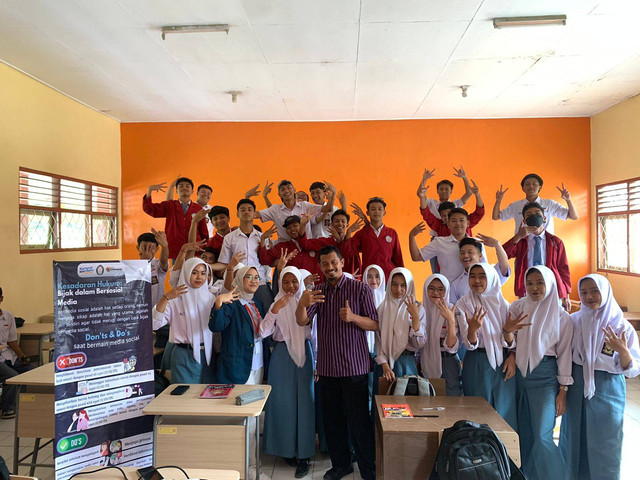 Penyuluhan "Kesadaran Hukum Mengenai Bijak dalam Bersosial Media" dengan Siswa XI SMKN 1 Ngablak.