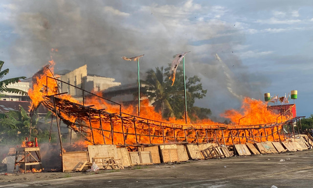 Kapal Wangkang yang dibakar. Warga Tionghoa Pontiank tiap tahun membakar replika Kapal Wangkang untuk antarkan roh ke tanah leluhur. Foto: Yulia Ramadhiyanti/Hi!Pontianak