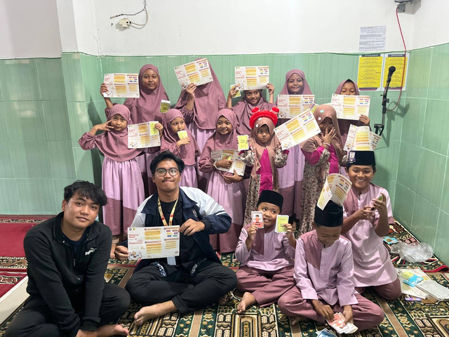 Penyerahan Leaflet dan Dokumentasi dengan Anak-Anak TPA Desa Sukoharjo
