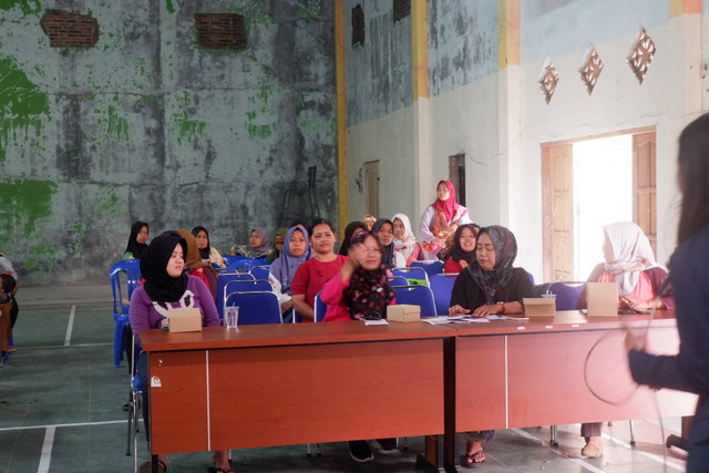 Kader Posyandu dan Ibu-Ibu di Desa Tampingan yang Ikut Menyaksikan Penyuluhan