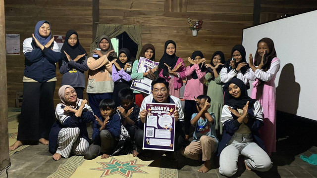 Foto Bersama Mahasiswa KKN saat Edukasi tentang Aturan Pernikahan DIni 