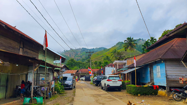 Desa Kidupen dengan latar perbukitan (Sumber: Dokumen Pribadi)