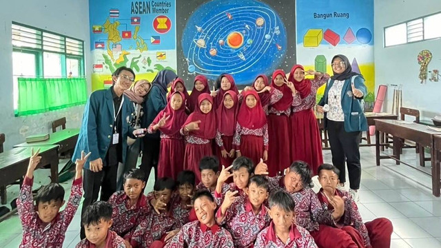 Menggali Ilmu Fisika Lewat Eksperimen Sederhana di SD Geneng 2