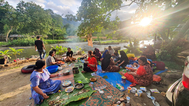 Kondisi Sungai Namo Karang yang penuh dengan pengunjung (Sumber: Dokumen Pribadi)