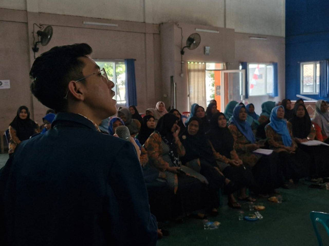 Penyampaian Materi Pola Asuh Positif Kepada Ibu-Ibu PKK Desa Kedungpilang