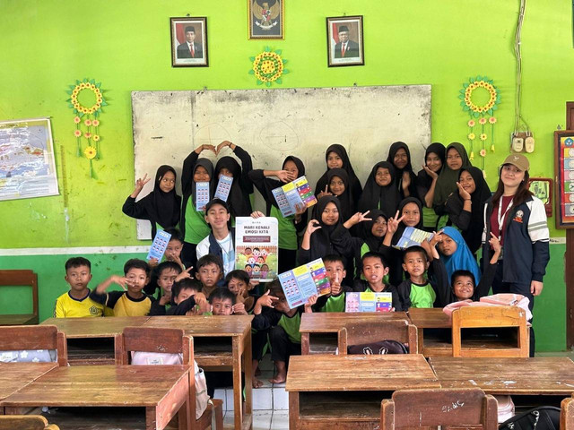 Foto bersama siswa-siswi MI Muhammadiyah Kedungpadas setelah pemaparan materi