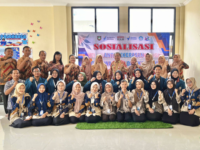 Dokumentasi bersama para guru dan staff SD Negeri Soropadan Karangasem