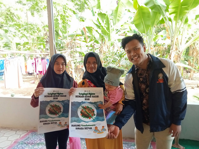 Mahasiswa KKN Undip Edukasi Masyarakat Mengenai Program Gemar Makan Ikan di Kegiatan Posyandu RW 5 dan RW 6 Kelurahan Pekuncen Sebagai Upaya Pencegahan Stunting Sejak Dini (Sumber Foto : Dokumentasi Pribadi).