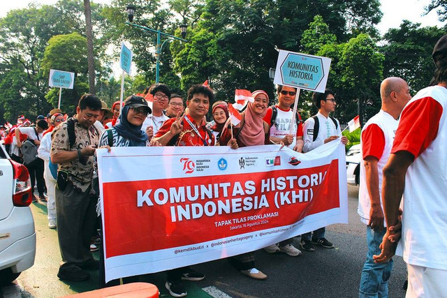 Peserta Tapak Tilas Proklamasi 2024 membawa banner milik Komunitas Historia Indonesia. Foto: Komunitas Historia Indonesia.