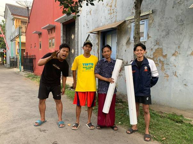 Mahasiswa KKN Undip Melakukan Kegiatan Penanaman Lubang Resapan BIopori Guna Menangani Masalah Banjir di Kelurahan Pekuncen (Sumber Foto : Dokumentasi Pribadi).