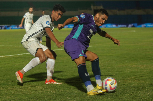 Pemain Persija Jakarta Muhammad Ferrary berebut bola dengan pemain Persita Tangerang Marcelo Barbosa pada pertandingan Liga 1 di Stadion Sultan Agung, Bantul, D.I Yogyakarta, Minggu (18/8/2024). Foto: Andreas Fitri Atmoko/ ANTARA FOTO