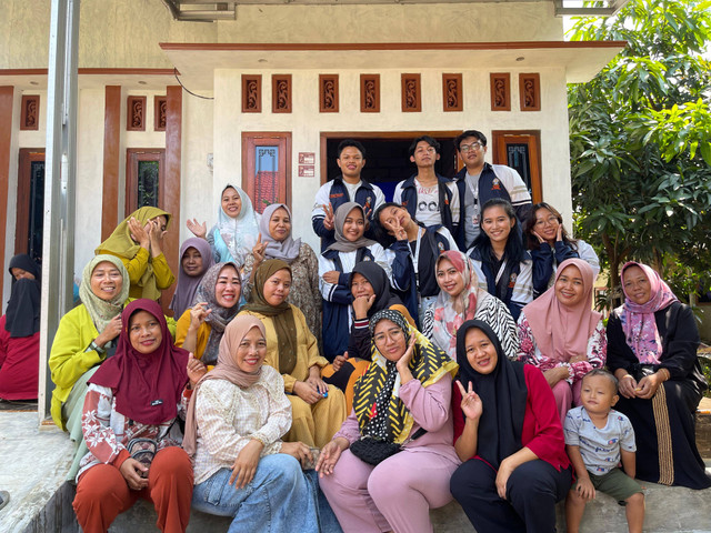 Dokumentasi Setelah Pemaparan Materi dan Praktik Pembuatan Pupuk Kompos Bersama Ibu-Ibu PKK Desa Tratebang
