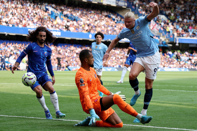 Pemain Manchester City Erling Haaland mencetak gol ke gawang Chelsea pada pertandingan Liga Inggris di Stamford Bridge, London, Inggris, Minggu (18/8/2024). Foto: David Klein/ REUTERS