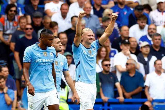 Selebrasi pemain Manchester City Erling Haaland usai mencetak gol ke gawang Chelsea pada pertandingan Liga Inggris di Stamford Bridge, London, Inggris, Minggu (18/8/2024). Foto: Peter Cziborra/ REUTERS