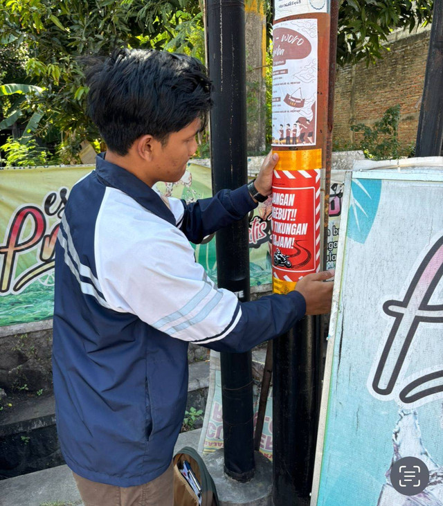 Proses Pemasangan Stiker Peringatan Kreatif oleh Difara Mahardika