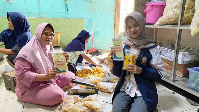 Wahyu Trisnaeni Mahasiswa KKN Undip bersama Produsen Keripik Pisang Lasipo Ciptakan Label Kemasan Kreatif (25/7/2024) (foto: dokumentasi pribadi)