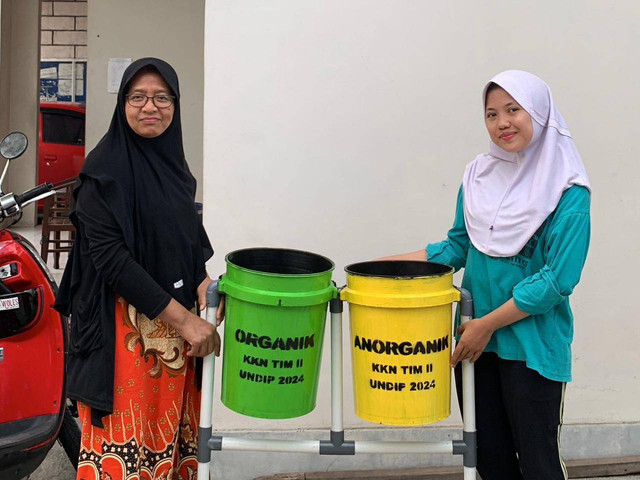 Dokumentasi Penyerahan Prototype Produk Berupa Tempat Sampah Dari Program Kerja "SISAMSAT : Sistem Sampah Terpusat"