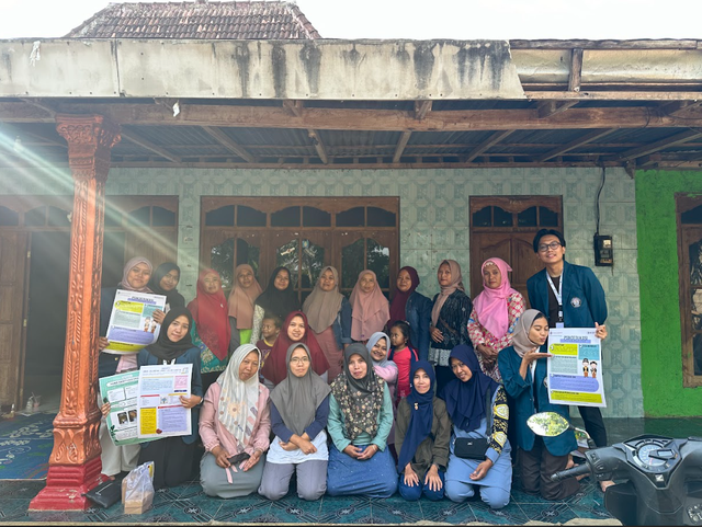 Foto Bersama Kader dan Ibu PKK